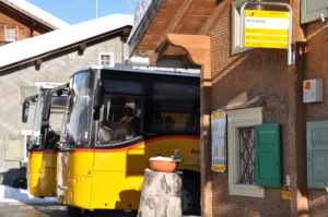 Postautohaltestelle in Vrin