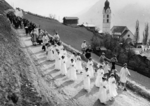 Prozession im Val Sumvitg