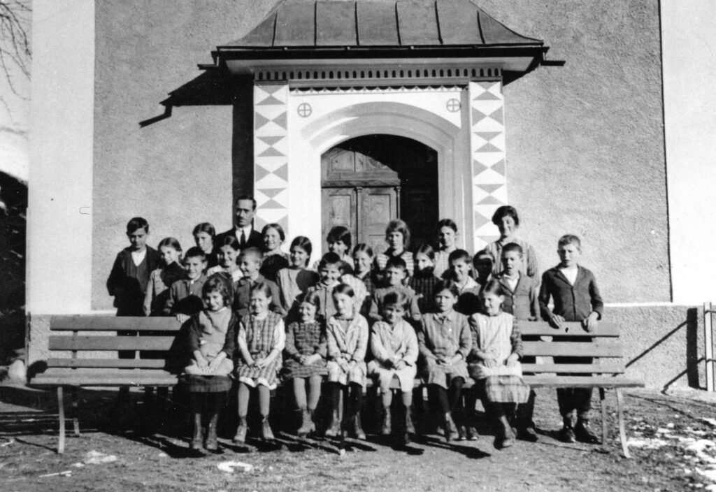 Schule von Surcasti 1932-33